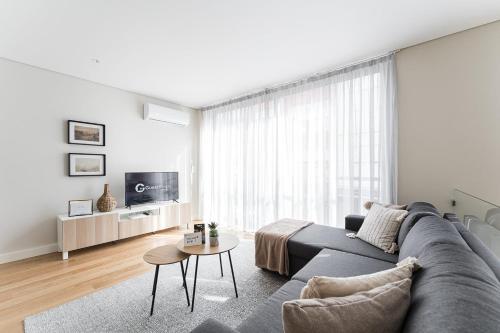 Μια τηλεόραση ή/και κέντρο ψυχαγωγίας στο GuestReady - Porto by the Bridge