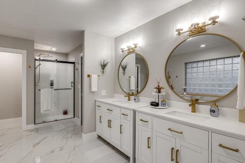 ein Badezimmer mit zwei Waschbecken und einem großen Spiegel in der Unterkunft Deluxe Flagstaff Abode with Game Room and Outdoor Fun! in Elden Pueblo