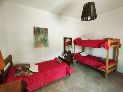 Giường trong phòng chung tại Casa rural, vista al cerro