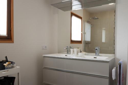 une salle de bain avec un lavabo et un miroir dans l'établissement 34CANTA Le Cantagril, à Argelliers
