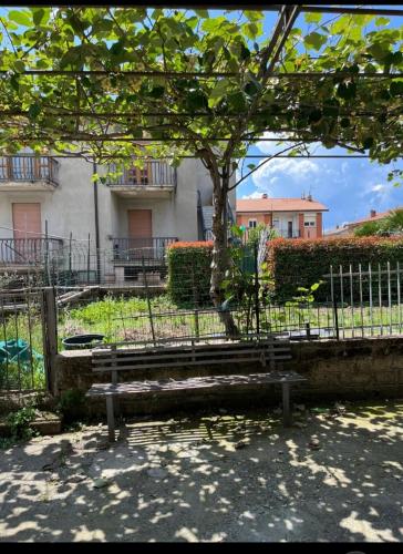 una panchina del parco con un albero e una recinzione di Casa wendy a Bolsena