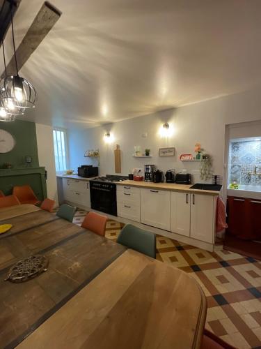 une cuisine avec une table et une salle à manger dans l'établissement 