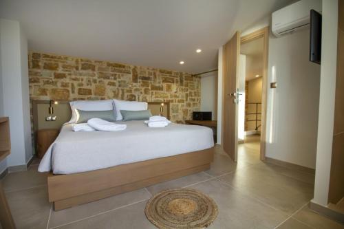 Ένα ή περισσότερα κρεβάτια σε δωμάτιο στο Lithos Villas - Nikiti Halkidiki