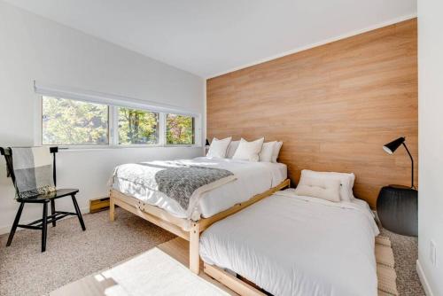 a bedroom with two beds and a window at D-Chalet - 9 personnes - 2 chambres in Beaupré