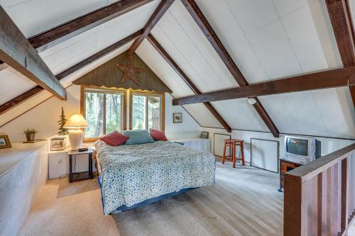 - une chambre mansardée avec un lit et une télévision dans l'établissement Hillside Hideaway Warm and Cozy Terrace Lakes Cabin, à Crouch