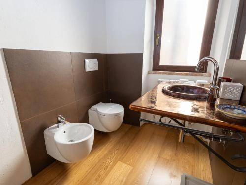 a bathroom with a sink and a toilet at Numero 6 in Todi