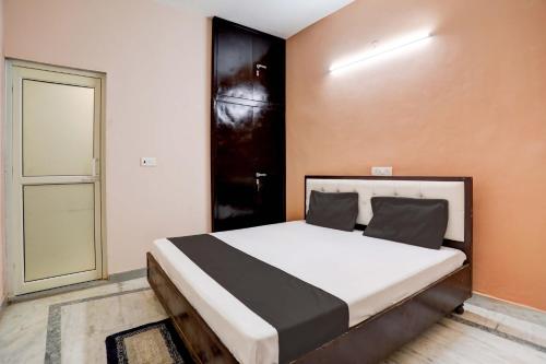 Postel nebo postele na pokoji v ubytování Hotel O Tilak hotel 24 Sector 27 Near by Vinayak Hospital Gali no-6