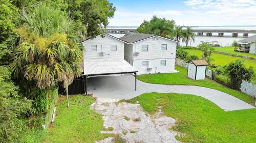 an aerial view of a white house with a driveway at Charming 1br Stay Wi-fi Included 25 Off in Lake Mary