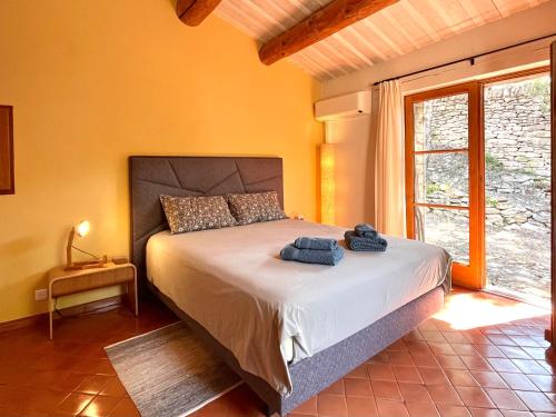 une chambre avec un lit avec deux serviettes dessus dans l'établissement Le Chant des Bories, à Gordes