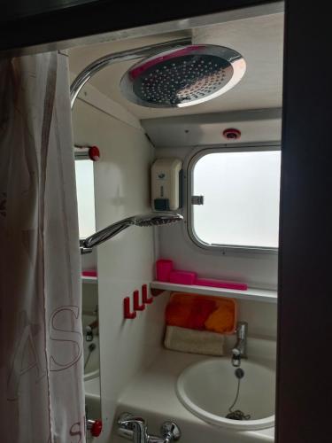 une petite salle de bain avec un lavabo et un miroir dans l'établissement Kernou Tala Lila, à Mareuil-sur-Ay