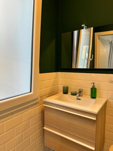 a bathroom with a sink and a mirror at Avi Rooms in Chiaramonte Gulfi