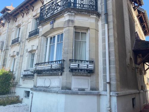 un bâtiment avec des balcons sur le côté dans l'établissement Gite MARGUERITTE, à Fresnes-en-Woëvre