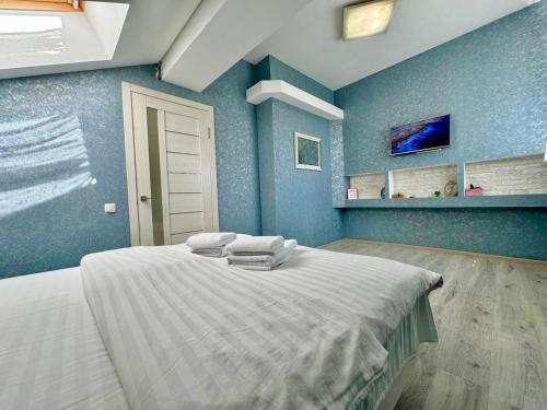 Кровать или кровати в номере ApartPoltava Ексклюзивна МАНСАРДА з виходом на дах, НОВОБУДОВА, LED ДЗЕРКАЛО Корпусний парк