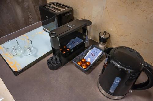 Utensilios para hacer té y café en Budapest Magic in Downtown