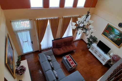 an overhead view of a living room with a couch at Vila Dinar Mountain View Di Lembang in Tegalharendong