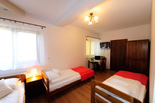 sypialnia z 2 łóżkami i oknem w obiekcie Willa Julia w Krakowie