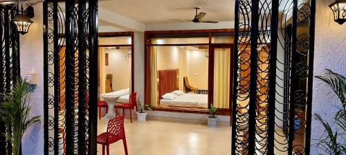 Una cama o camas en una habitación de The Rampal's Ganga Panoramic