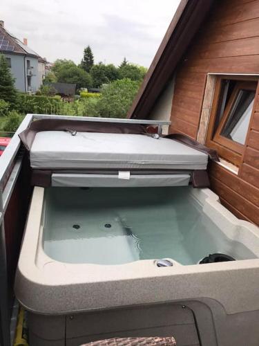 Atypicky podkrovní byt schody do nebe