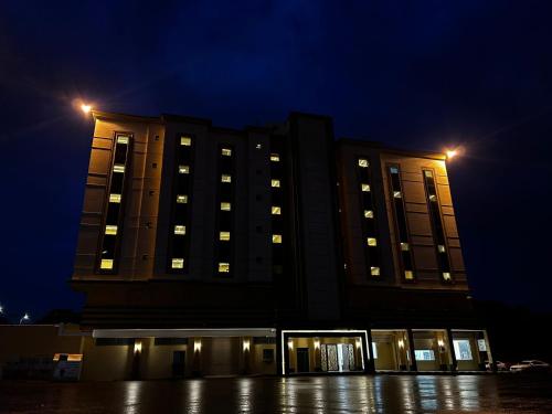 a large building at night with lights on at الفرعا للوحدات السكنية المفروشة ابها االواديين القرعا دلغان المسقي in Ad Dhid