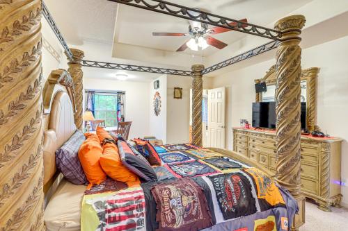 ein Schlafzimmer mit einem Bett und einem Deckenventilator in der Unterkunft 1 Mi to Stillhouse Hollow Lake Texas Family Home in Belton