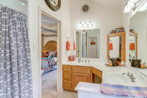ein Badezimmer mit Waschbecken und Spiegel in der Unterkunft 1 Mi to Stillhouse Hollow Lake Texas Family Home in Belton