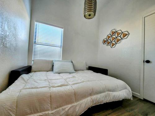 Katil atau katil-katil dalam bilik di Spacious Family Home in Round Rock w Private Yard
