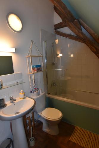 Un baño con lavabo, inodoro y bañera. en Les Girouteaux Le Fenil, en Les Eyzies-de-Tayac