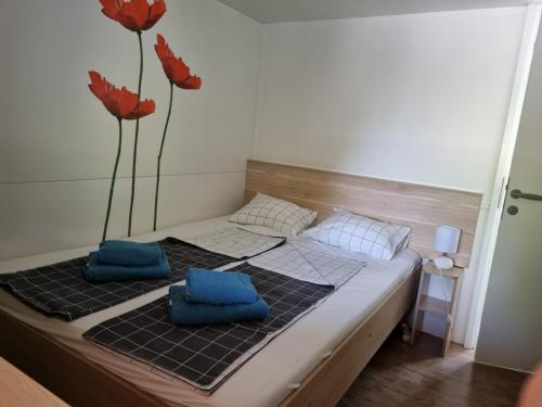 Postel nebo postele na pokoji v ubytování Mobile home Sea Jezera Village, otok Murter