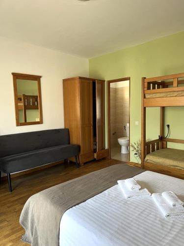 Postel nebo postele na pokoji v ubytování Sóbanya Panzió