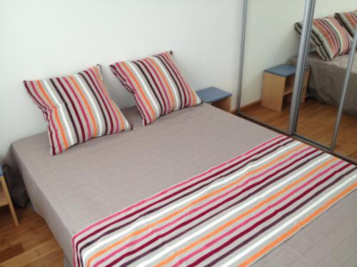 un lit avec deux oreillers dessus dans une chambre dans l'établissement Résidence Villa Tyrrenia, à Macinaggio