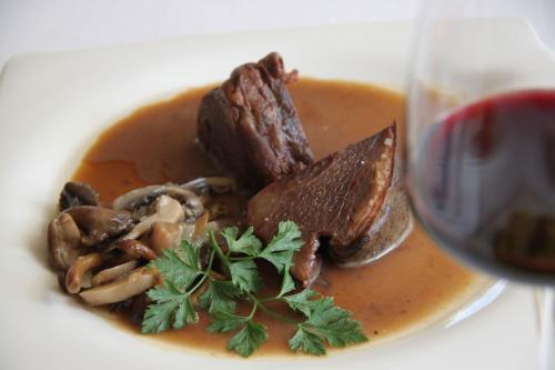 a bowl of soup with meat and mushrooms at Villa Mencia in Corullón