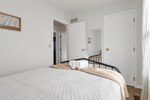 Postel nebo postele na pokoji v ubytování Gahanna Dreaming - 5Br 2 Ba INTEL