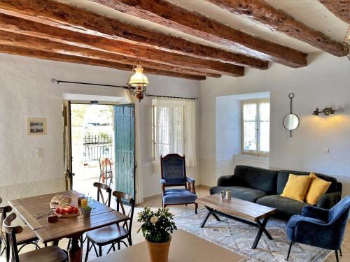 una sala de estar con un sofá y una mesa en The house with the arches, en Sfakerá