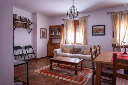a living room with a couch and a table at La casa de la Fuente Vieja in Villanueva de los Infantes
