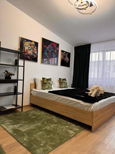 ein Schlafzimmer mit einem großen Bett in einem Zimmer in der Unterkunft Jungle Loft in Suceava