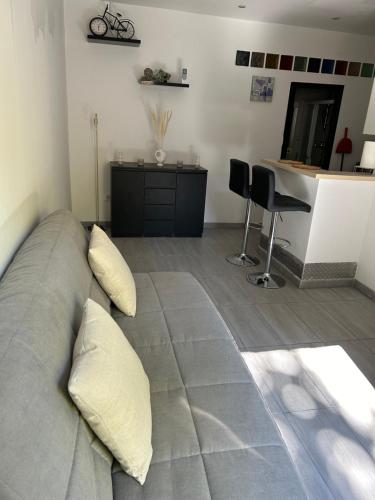 un salon avec un canapé et une table dans l'établissement Studio Riviera proche de Cannes, au Cannet