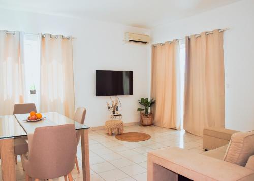 Spacious Apt, Terrace, Walk to Beach, Fast WiFi