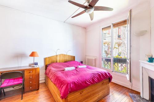 une chambre avec un lit et un ventilateur de plafond dans l'établissement GuestReady -Logement accueillant proche Montmartre, à Paris