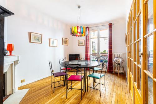 une salle à manger avec une table et des chaises dans l'établissement GuestReady -Logement accueillant proche Montmartre, à Paris