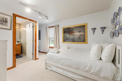 Giường trong phòng chung tại Central Lake Cozy Retreat AC Boat Launch Fire Pit