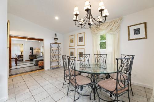 Khu vực ghế ngồi tại Central Lake Cozy Retreat AC Boat Launch Fire Pit