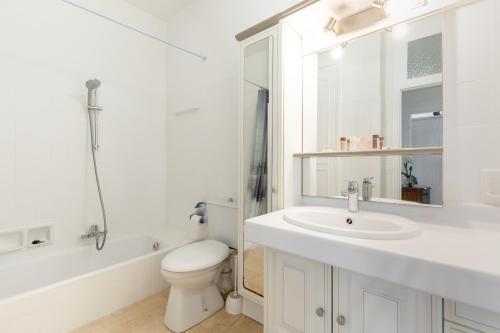 une salle de bain blanche avec un lavabo et des toilettes dans l'établissement Happyfew La Promenade 53, à Nice