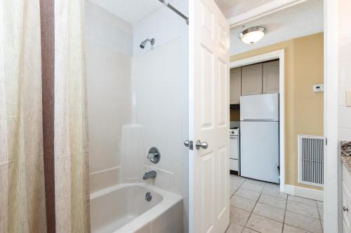 Ένα μπάνιο στο PB A115 -Cozy Poolside - Close to Beach and Attractions!