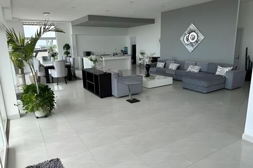 レティシアにあるRio-ApartaHotel-Centroのソファとテーブルのある広いリビングルーム