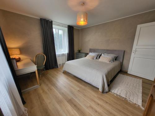 Postel nebo postele na pokoji v ubytování Nooruse Charm Apartment