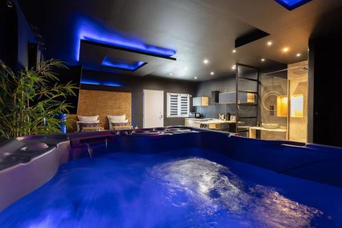 Πισίνα στο ή κοντά στο Le Pont des Amoureux Jacuzzi Wifi
