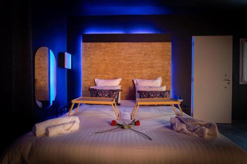 - une chambre avec un grand lit et un éclairage bleu dans l'établissement Le Pont des Amoureux Jacuzzi Wifi, à Cournon-dʼAuvergne