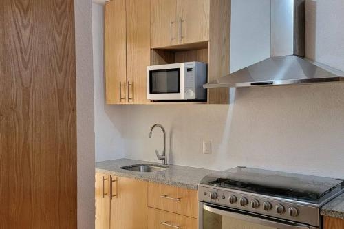 Dapur atau dapur kecil di Great Cheerful 2 bedroom house with pool and spa
