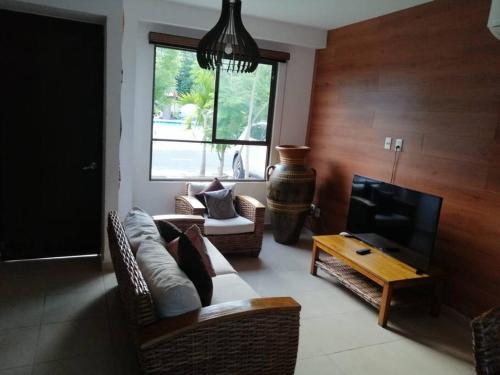 Posezení v ubytování Great Cheerful 2 bedroom house with pool and spa