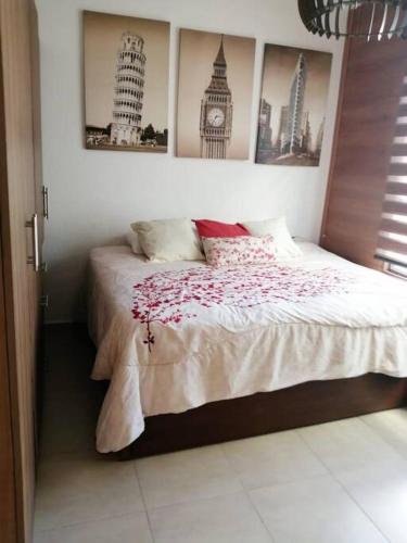 Postel nebo postele na pokoji v ubytování Great Cheerful 2 bedroom house with pool and spa